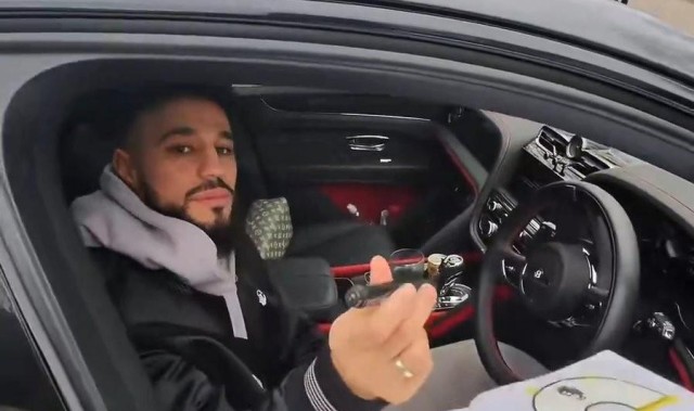 开云体育入口-马兹拉维停车给球迷签名，轮到签名贩子时敷衍画了两笔