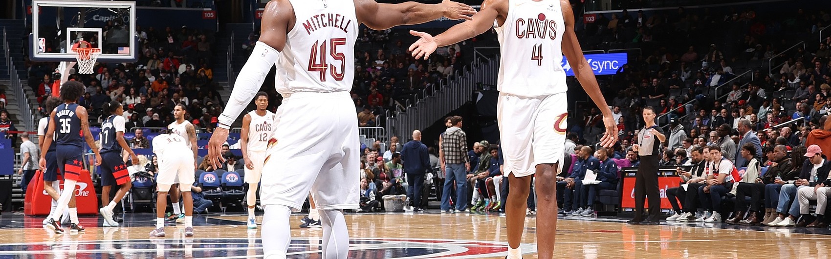 开云官网-齐发力！半场莫布里11中6砍13分11板 米切尔11中5拿14分3助