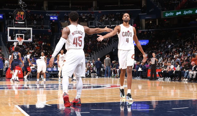 开云官网-齐发力！半场莫布里11中6砍13分11板 米切尔11中5拿14分3助